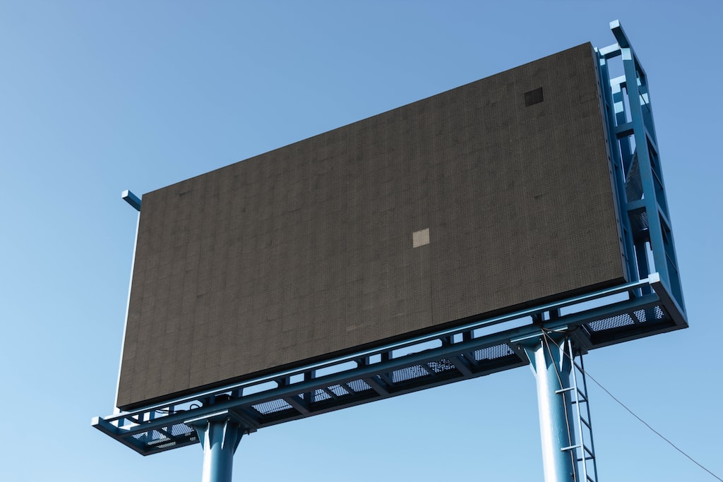 Czy w dzisiejszych czasach druk billboardów reklamowych się opłaca?