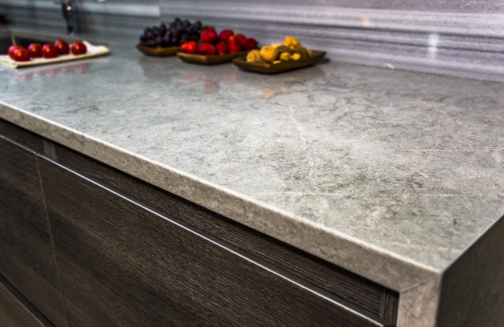 Kamienny blat w kuchni – sposob na elegancka i funkcjonalna aranzacje